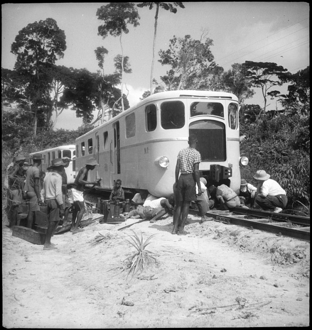 750px-CH-NB_-_Belgisch-Kongo,_Thysville_(Mbanza_Ngungu)-_Eisenbahn_-_Annemarie_Schwarzenbach_-_SLA-Schwarzenbach-A-5-26-038.jpg