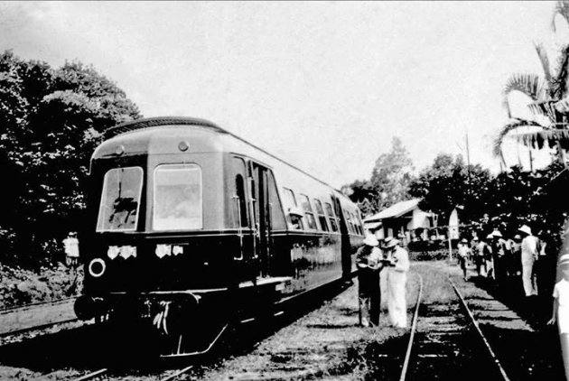 Autorail_en_gare_de_Saint-Andre_en_1946.jpg