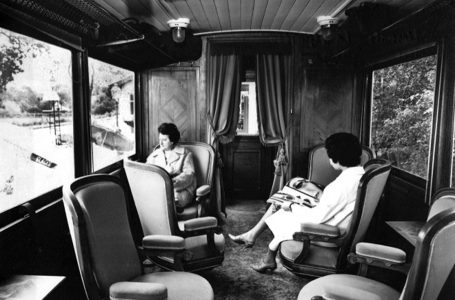 interieur wagon salon restaurant lepetit train la guette 1950j.jpg