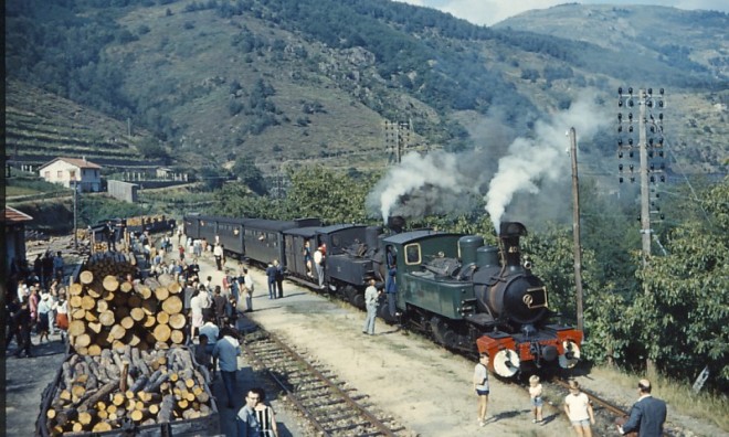 St Martin de Valamas arrêt en gare DT 403-4 19670820.jpg