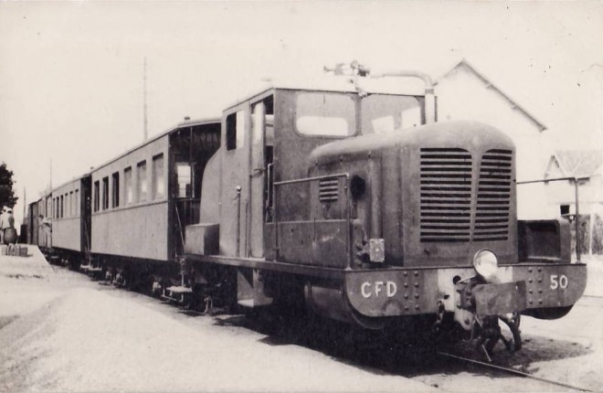 85 - CHEMINS DE FER DE LA VENDEE TRAIN EN GARE.jpg