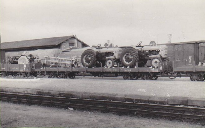 29 - RESEAU BRETON  Gare de CARHAIX, Tracteurs sur wagons Plats. Photo Pérève 2.jpg