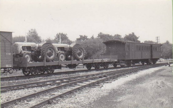 29 - RESEAU BRETON  Gare de CARHAIX, Tracteurs sur wagons Plats. Photo Pérève.jpg