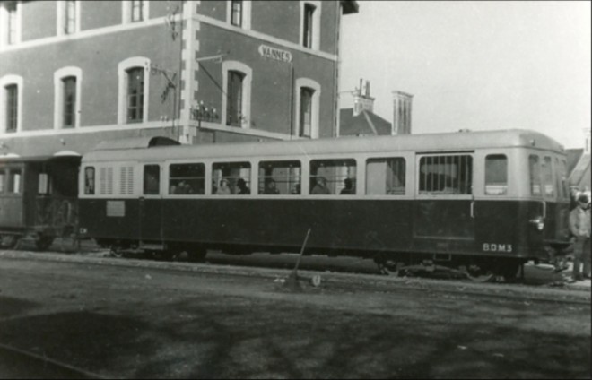 56 - Chemins de fer du Morbihan. Autorail Brissonneau BDM3  à Vannes.jpg