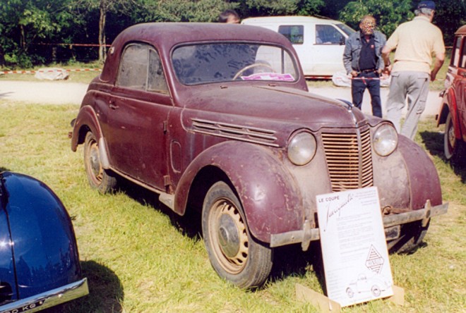 RENAULT Juvaquatre coupé - la Loco en Fête.jpg