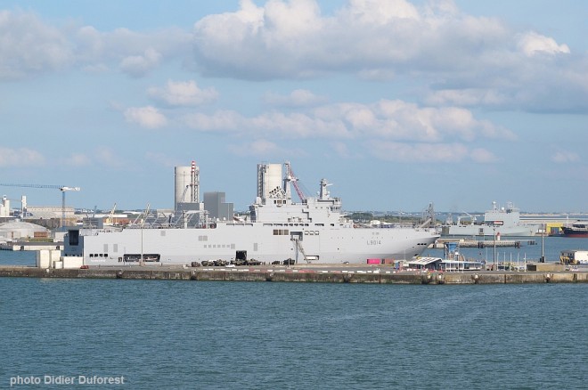 Tonnerre_L_9014_et_Lyme_Bay_L_3007_La_Rochelle.jpg