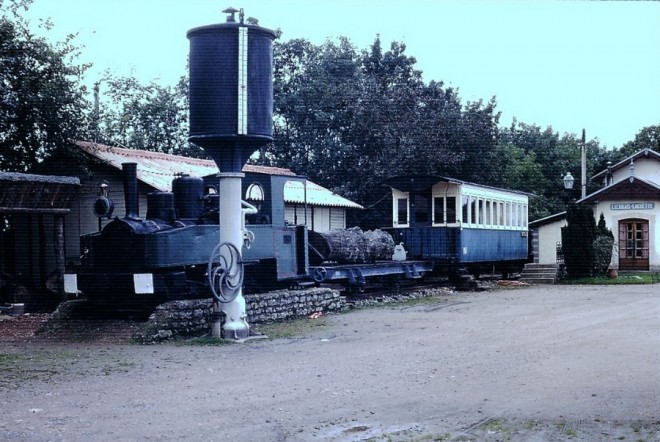 21 - Liernais Laguette CFD Locomotive vapeur train wagon Fontaine en 1968.jpg