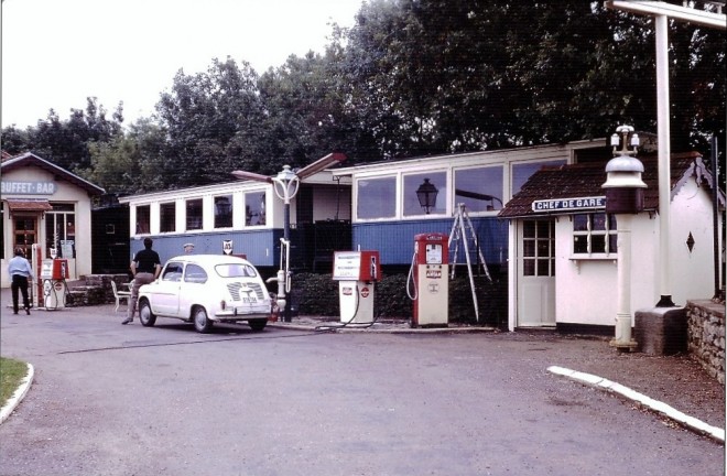 21 - Liernais Laguette Train CFD Bureau Chef de gare Essence Antar Buffet Bar en 1968.jpg