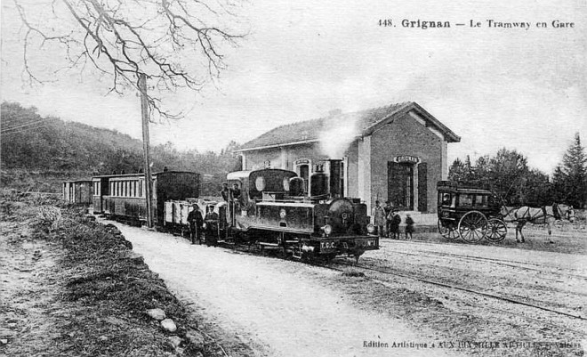 Grignan_-_Le_Tramway_en_Gare.jpg