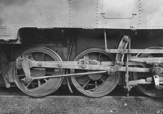 Cameroun CF du Centre Douala Dépot Locomotive Bielle Réparation en 4 Morceaux 26.12.1916 Photo Frédéric Gadmer AP62T095990 pop.culture.gouv.fr