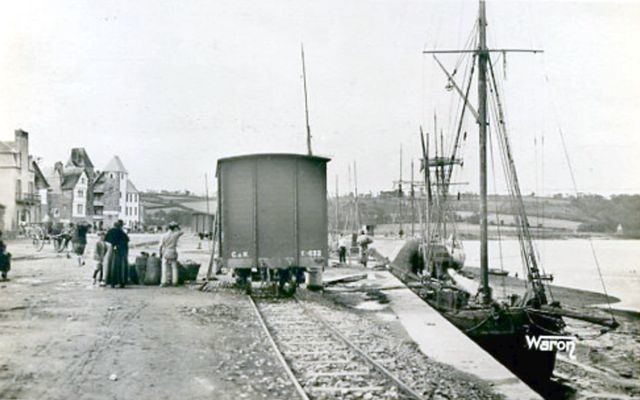 CdN Tréguier Port Bateau Wagon Couvert