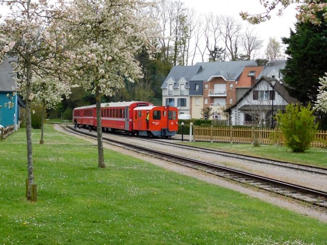 01 CFBS 20.04.23 Rame 100% Suisse Cube et Voiture RhB