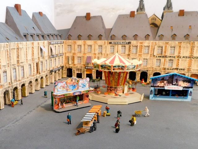 08 HOm Tramway de la Place Ducale de Charleville-Mézière - Mozaive + 1:20 Tramway Hubert Mozaive