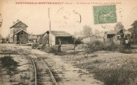 CBL Bruyères et Montbérault Gare Loco Péchot au tas (gare aprés l'armistice) Dans l'axe une Remise (?)
