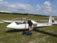 Sur le Terrain de vol Ã  voile de Chalons-Champagne, Nicolas prÃ©pare le Nimbus