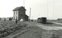 Sucrerie Ternynck (Coucy) Montécouvé Gare ex-Nord-Est Tombereaux Train FACS au loin Batiments Coll Péréve