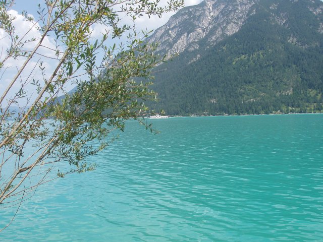 Vue de l'Achensee par une magnifique journée d'août 2003. Au fond un bateau assurant le service public de navigation
