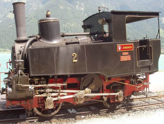 Gros plan de profil sur la lok N° 2 « Jënbach » le long de l'Achensee