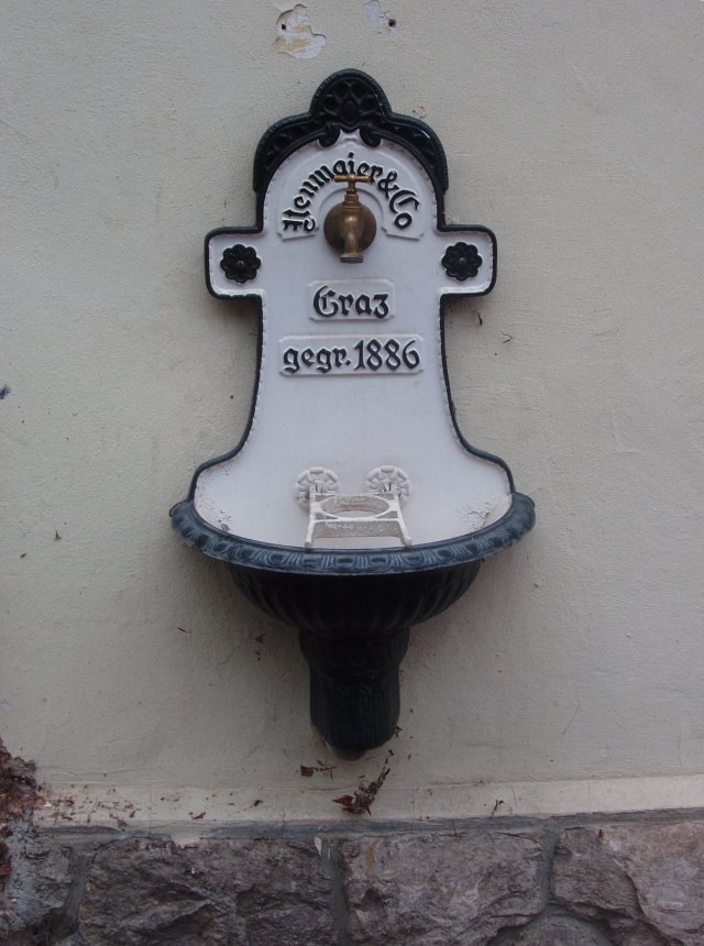 La fontaine en fonte de la gare d'Attersee