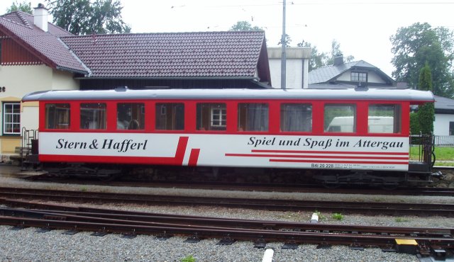 La voiture 2028 en gare d'Attersse