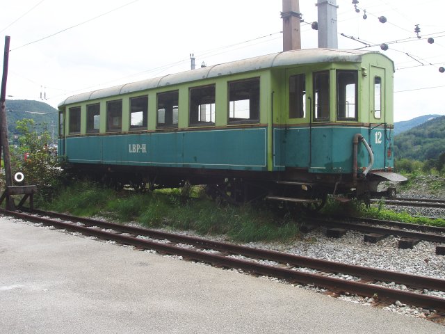 La gare de Payerbach coté heurtoir avec la BW 12 en voiture enseigne sur sa voie en estacade