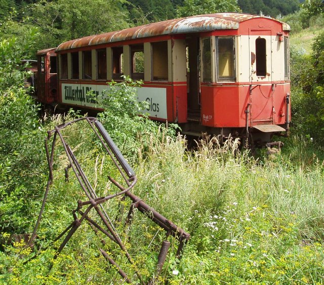 Voiture en livrée Zillertal abandonnée à Hirschwang