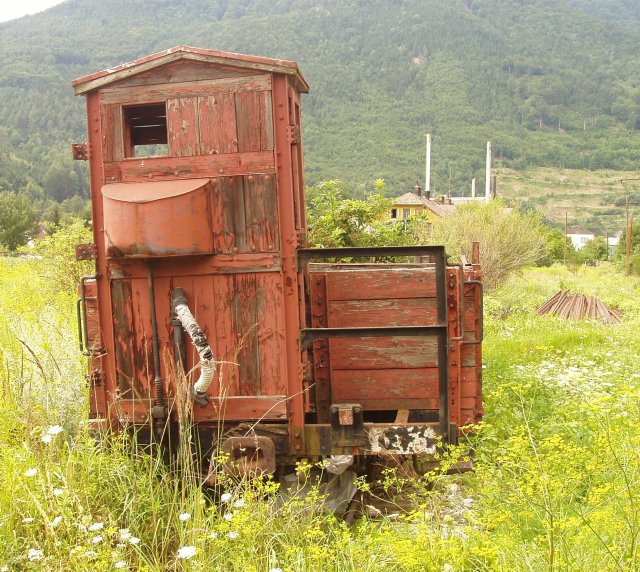 Wagon plat à guérite sur les voies d'Hirschwang