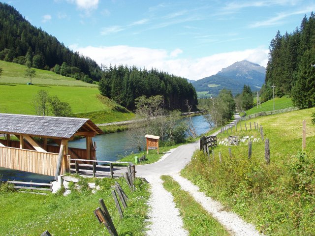 La vallee de la Mur en aval de Tamsweg avec la piste cyclable et le pont couvert en bois récemment construit pour lui livrer passage