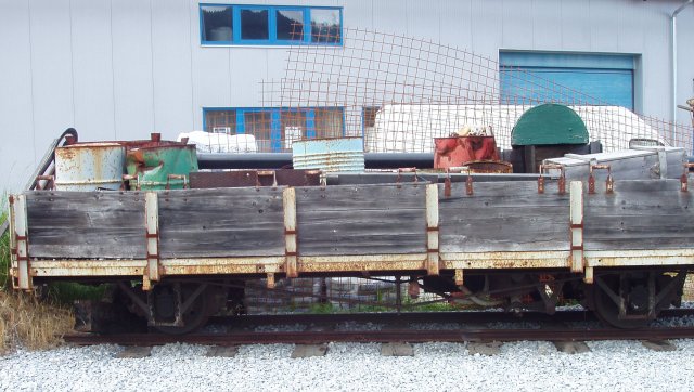 Un plat à 2 essieux utilisé comme wagon « fourre-tout » en gare de Mariapfarr