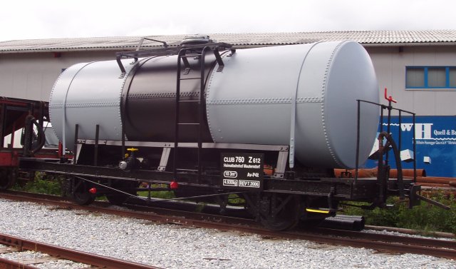 Gros plan sur le wagon citerne à 2 essieux, rutilant