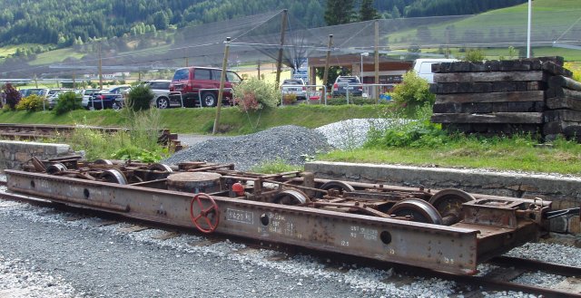 Wagon surbaissé pour le transport de wagons à voie normale en gare de Mauterndorf