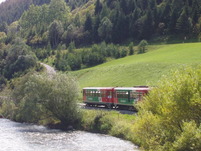 Une composition autorail assurant un train vers Unzmarkt longe la Mur entre Tamsweg et Madling