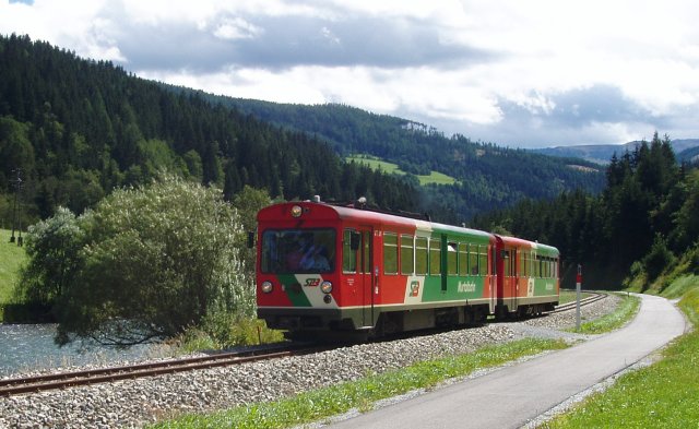 La ligne en rails soudés sur traverses béton le long de la Mur avant l'arrivée à Tamsweg