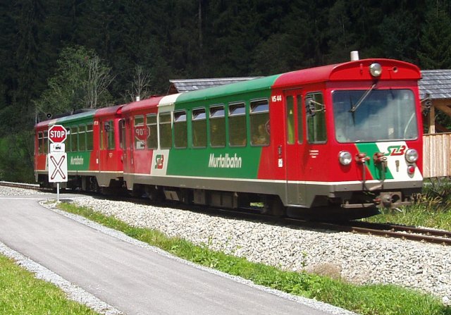 La même rame vue par l'arrière au niveau du pont en bois couvert livrant passage à la piste cyclable