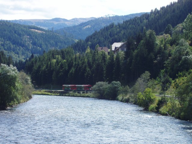 En aval de Tamsweg la voie longe la Mur dans une étroite vallée avec ici un autorail Tamsweg - Unzmarkt