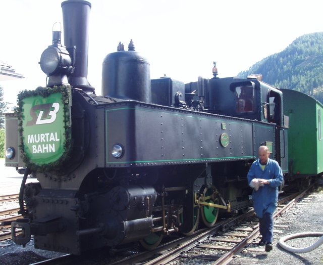 La Bh vient d'être coupée de son train et s'arrête sur les aiguilles de sortie pour ravitailler