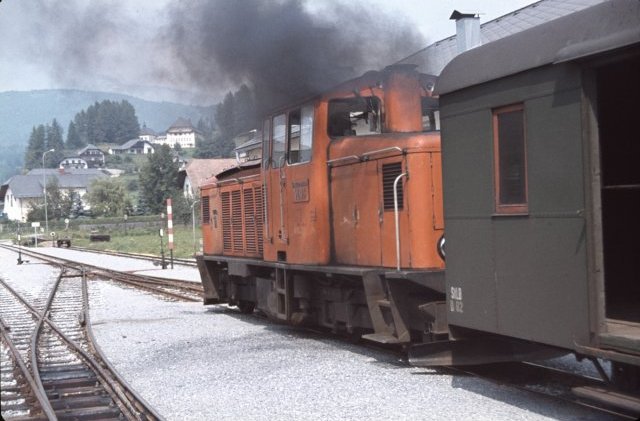 La ligne en rails soudés sur traverses béton le long de la Mur avant l'arrivée à Tamsweg