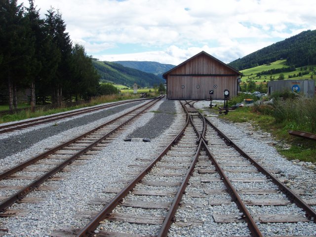 La gare de Mauterndorf coté Tamsweg avec le départ en ligne et la remise moderne