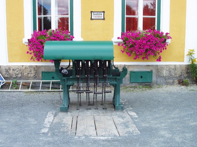 Gros plan sur le poste d'aiguillage de Mauterndorf et sur la plaque indiquant l'altitude de la station