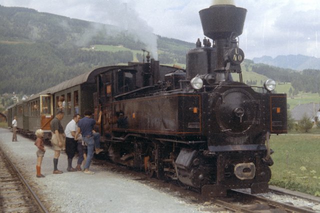 Vue de la Bh 1 du coté gauche avec gros plan sur la méthode de ravitaillement depuis le tombereau
