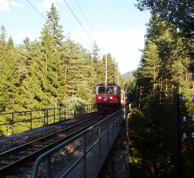 Par beau temps la 1099 104 en tête d'un Mariazell - St. Pölten franchit un pont entre Mitterbach et Erlaufklause