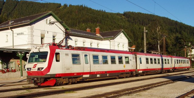 L'automotrice triple 4090.001 stationne en gare de Mariazell au soir du 13 août 2006