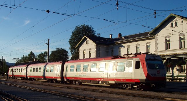 En gare de Mariazell, la 4090.002 en queue d'une composition triple au soleil couchant