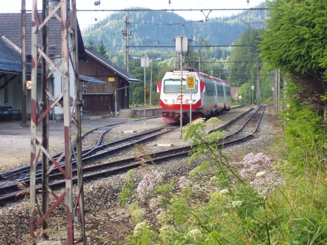 l'automotrice 4090.002 s'apprête à quitter Mitterbach pour Mariazell