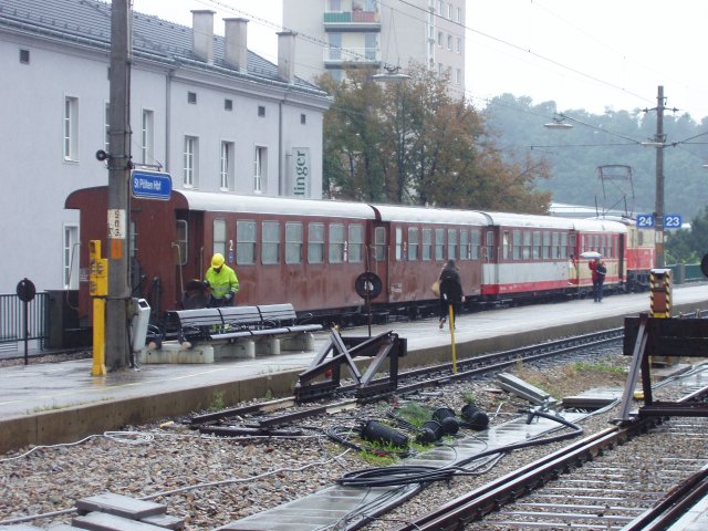 Sous une pluie battante un train au départ sur la voie 24 de la gare de St. Pölten