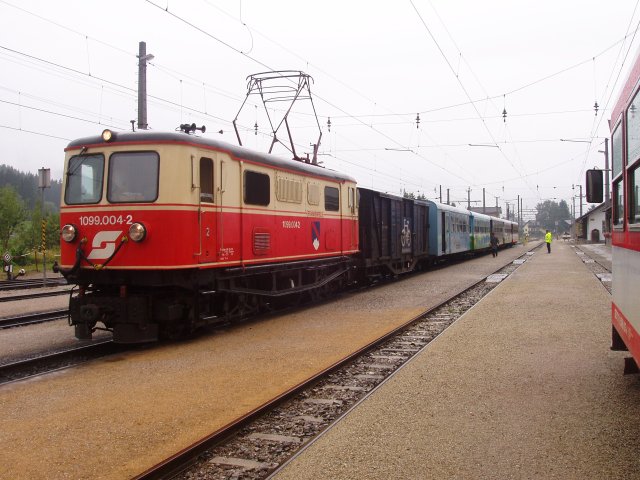 Un train de 6 voitures et fourgons vient d'arriver à Mariazell derrière la 1099 104
