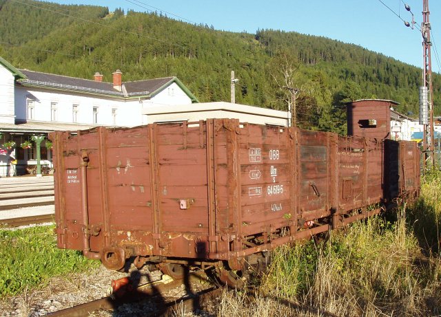 Un antique tombereau à guérite garée près de la remise en gare de Mariazell