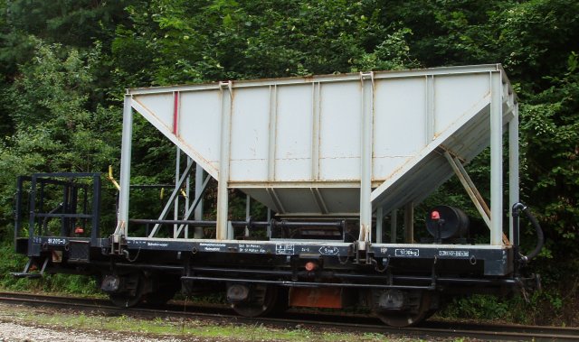 Une ballastière stationne sur l'autre voie de tiroir de la gare de Lanbenbachmülhe