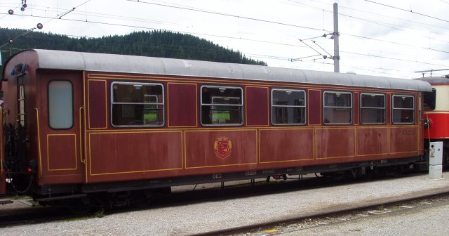 La voiture restaurant N° 95 903 du club Mh.6 juste derrière la 1099.010 en gare de Mariazell