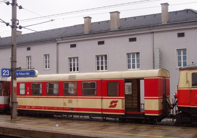 Dans la même rame la BD4ipho N° 4221 est placée juste derrière la 1099.001 qui assure la traction